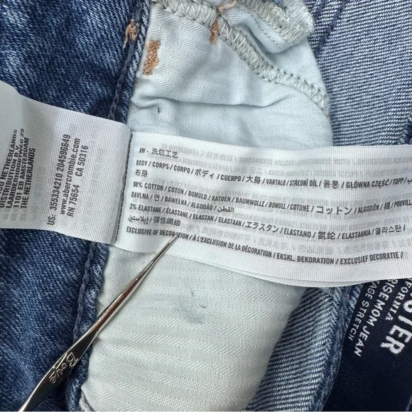 NWT Hollister Women's Straight Leg High Rise Mom Jeans with Floral Patch Design - Picture 12 of 13